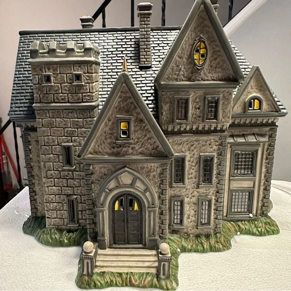 DC Comics Village Batman Wayne Manor Bruce and Alfred Department 56 - Picture 7 of 13